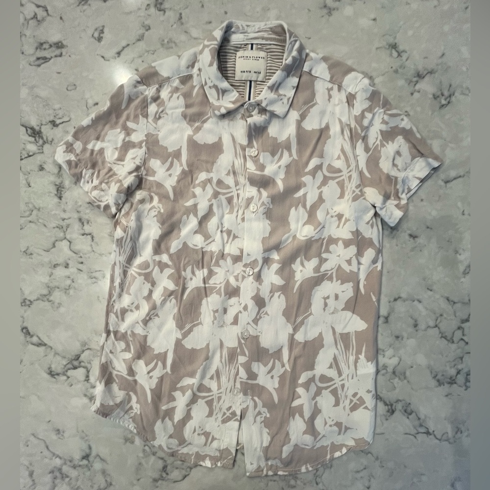Boys sz 9/10 (fits like a YS) Tan & White Summer Button-Down Short Sleeve Shirt